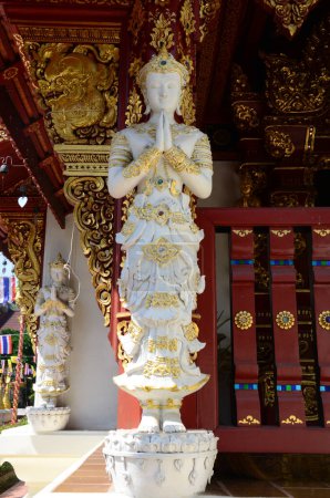 Kunst Skulptur Gottheit Statue oder Schnitzerei Engel Figur Lanna Stil des Wat Phra Singh Tempels für thailändische Menschen Reisende besuchen Respekt betenden Segen Wunsch mystischen Chiangrai Stadt in Chiang Rai, Thailand