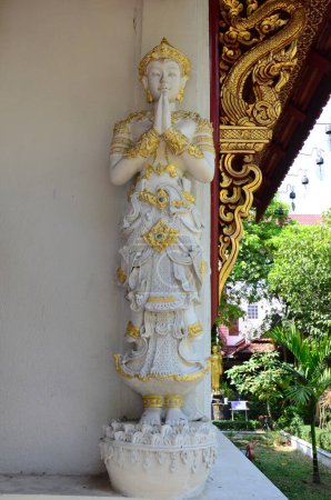 Sculpture d'art statue de divinité ou figure d'ange sculpteur style lanna du temple Wat Phra Singh pour le peuple thaï les voyageurs visitent le respect prière bénédiction souhait mystique à Chiangrai ville à Chiang Rai, Thaïlande