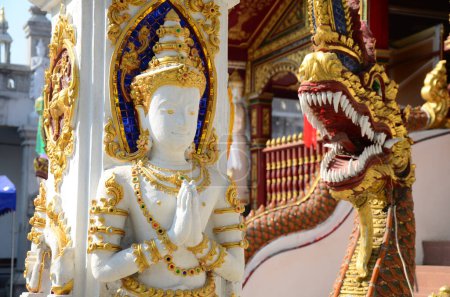 Kunst Skulptur Gottheit Statue oder Schnitzerei Engel Figur Lanna Stil des Wat Ming Mueang Tempels für thailändische Menschen Reisende besuchen Respekt betenden Segen Wunsch mystischen Chiangrai Stadt in Chiang Rai, Thailand