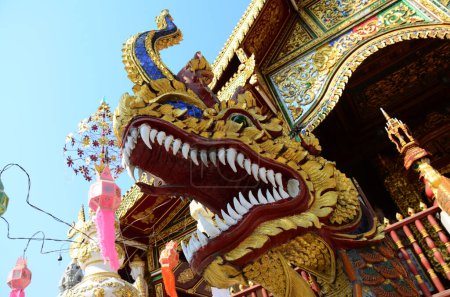 Skulptur alte Naga oder antike Naka-Statue für thailändische Reisende besuchen Respekt Gebetssegen Wunsch Mythos heiliges Mysterium im Wat Ming Mueang Tempel in Chiang Rai, Thailand