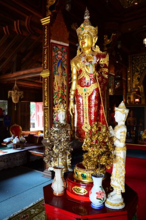 Antike Phra Si Ariya Mettrai oder Metteyya antike Buddha-Statue für thailändische Reisende besuchen Respekt Gebetssegen wünschen Mythos heilige mystische im Wat Ming Mueang Tempel in Chiang Rai, Thailand