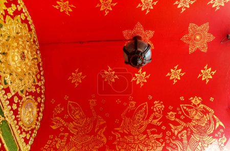 Architektur altes Design von Fresken Wandmalerei Zeichnung Buddha-Bild auf antiken Ubosot Ordinationshalle für thailändische Menschen Reisende besuchen den Wat Ming Muang Tempel in Chiang Rai, Thailand 