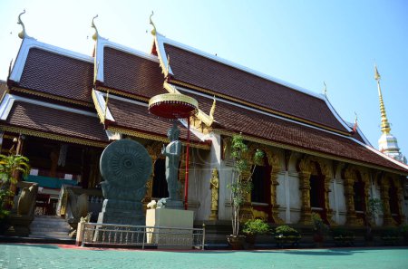 Antike Ordinationshalle oder antike alte Ubosot für thailändische Reisende Besucher besuchen Respekt betenden Segen Buddha wünschen heilige mystische im Wat Ming Muang Tempel in Chiangrai in Chiang Rai, Thailand
