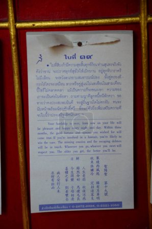 Foto de Fortune telling predicted paper of Seam si fortune sticks for thai people pray and shaking poses questions and interprets answers at Wat Ming Muang temple on February 24, 2015 in Chiang Rai, Thailand - Imagen libre de derechos