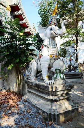 Skulptur Kunst der Legendenwesen mythische himmapan Tiere in Himavanta legendären Wald und Anodard Teich am Berg Krailas für thailändische Menschen Reisende besuchen in Chiang Rai, Thailand