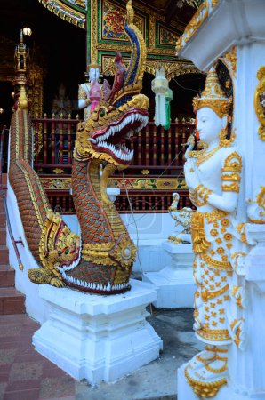 Kunst Skulptur Gottheit Statue oder Schnitzerei Engel Figur Lanna Stil des Wat Ming Mueang Tempels für thailändische Menschen Reisende besuchen Respekt betenden Segen Wunsch mystischen Chiangrai Stadt in Chiang Rai, Thailand