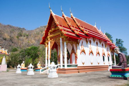 Antigua sala de ordenación o ubosot antiguo para los viajeros tailandeses viaje visita respeto bendición buda deseo místico en Wat Thep Prathan o templo de Khao Isan en Pak Tho en Ratchaburi, Tailandia