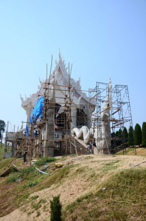 Les travailleurs thaïlandais rénovent la réparation et construisent la structure d'échafaudage aux ruines antiques des salles d'ordination d'ubosot ou de bâtiment antique du temple de Wat Huay Pla Kang à la ville de Chiangrai à Chiang Rai, Thaïlande