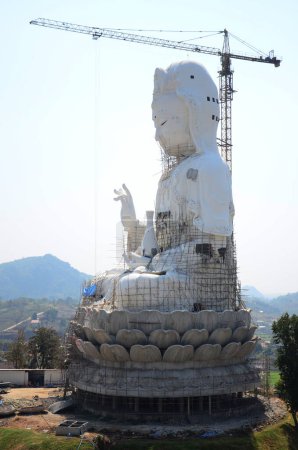 Renovado construir gran monumento Quan Yin y escultura tallada estatua de la diosa china Kuan Yin para los viajeros tailandeses viajan visita en Wat Huay Pla Kang templo en la ciudad de Chiangrai en Chiang Rai, Tailandia