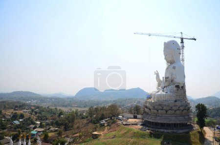Renovado construir gran monumento Quan Yin y escultura tallada estatua de la diosa china Kuan Yin para los viajeros tailandeses viajan visita en Wat Huay Pla Kang templo en la ciudad de Chiangrai en Chiang Rai, Tailandia