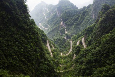 Ansicht Landschaft Bereich Berg und Straße 99 Kurve Kurve für Chinesen Reisende besuchen Tianmen Shan Höhle Himmelstor im Tianmenshan Mountain National Forest Park bei Zhangjiajie in Hunan, China
