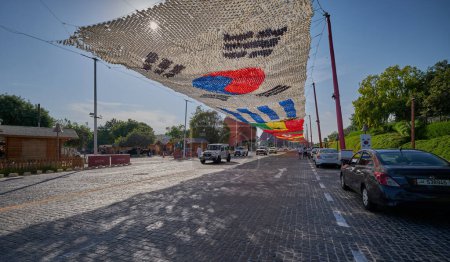 Téléchargez les photos : Katara village culturel, Doha, Qatar rue principale photo de l'après-midi montrant les drapeaux des pays de la Coupe du monde de la FIFA 2022 - en image libre de droit