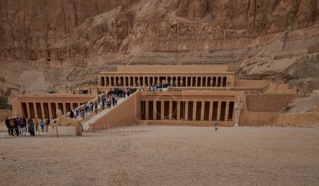 Foto de Templo mortuorio de hatshepsut, Luxor, Egipto construido durante el reinado del faraón Hatshepsut de la XVIII Dinastía de Egipto. Vista exterior de la luz del día con los turistas en la entrada - Imagen libre de derechos
