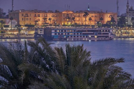 Foto de Luxor, Egipto disparo nocturno desde la orilla oeste que muestra el río Nilo con cruceros, Feluccas y hotel palacio de invierno en la orilla este - Imagen libre de derechos