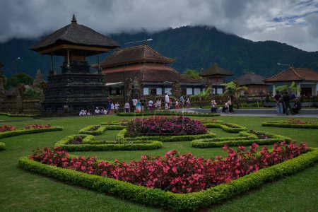 Foto de Ulun Danu Beratan (Pura Ulun Danu Bratan o Pura Bratan) que es un templo hindú Shaivite importante en Bali en las orillas del lago Bratan en las montañas cerca de Bedugul. - Imagen libre de derechos