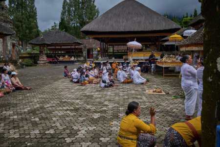 Foto de Gente balinesa local realizando sus oraciones en Pura Ulun Danu Beratan (Pura Ulun Danu Bratan o Pura Bratan) que es un templo hindú Shaivite importante en Bali - Imagen libre de derechos