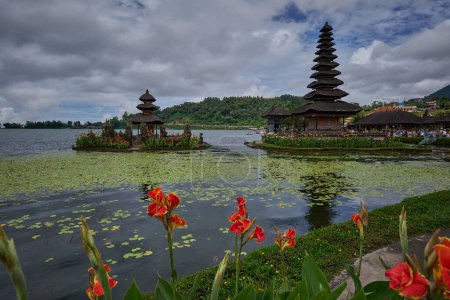 Foto de Ulun Danu Beratan (Pura Ulun Danu Bratan o Pura Bratan) que es un templo hindú Shaivite importante en Bali en las orillas del lago Bratan en las montañas cerca de Bedugul. - Imagen libre de derechos