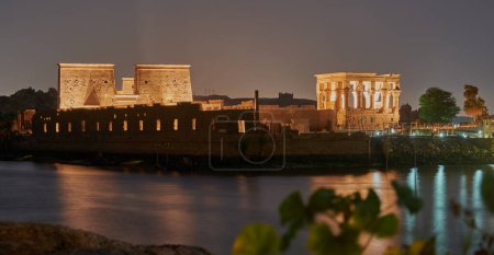 Téléchargez les photos : Complexe de temple Philae, un complexe de temple basé sur une île dans le réservoir du barrage bas d'Assouan, en aval du barrage d'Assouan et du lac Nasser, en Égypte. Vue de nuit externe - en image libre de droit
