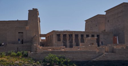 Téléchargez les photos : Complexe de temple Philae, un complexe de temple basé sur une île dans le réservoir du barrage bas d'Assouan, en aval du barrage d'Assouan et du lac Nasser, en Égypte. Coup de jour externe - en image libre de droit