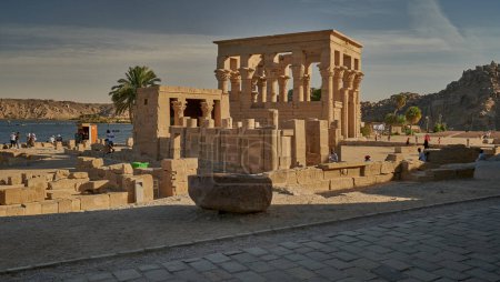 Téléchargez les photos : Complexe de temple Philae, un complexe de temple basé sur une île dans le réservoir du barrage bas d'Assouan, en aval du barrage d'Assouan et du lac Nasser, en Égypte. Vue intérieure du jour - en image libre de droit