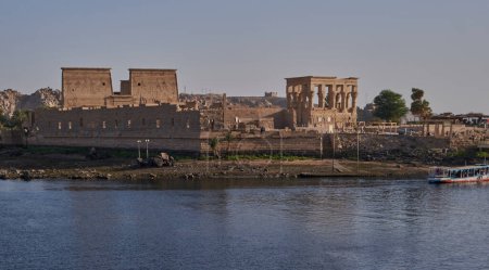 Téléchargez les photos : Complexe de temple Philae, un complexe de temple basé sur une île dans le réservoir du barrage bas d'Assouan, en aval du barrage d'Assouan et du lac Nasser, en Égypte. Coup de jour externe - en image libre de droit