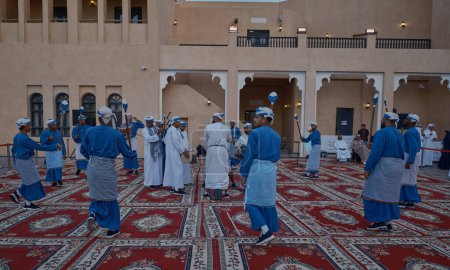 Foto de Omán tradicional danza folclórica (danza Ardah) actuación en vivo en Katara pueblo cultural, Doha, Qatar durante 2023 AFC Copa Asiática tiro por la tarde. - Imagen libre de derechos