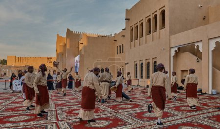 Téléchargez les photos : Danse folklorique traditionnelle omanaise (danse Ardah) spectacle en direct dans le village culturel de Katara, Doha, Qatar pendant 2023 Coupe d'Asie de l'AFC. - en image libre de droit