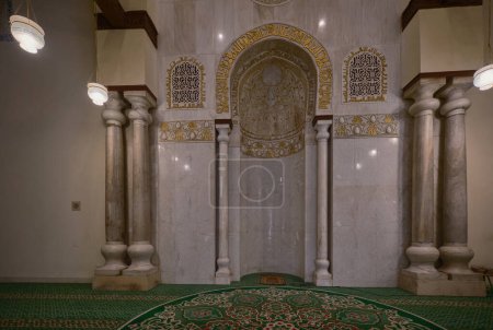 Téléchargez les photos : Le Caire, Égypte- 30 décembre 2023 : La mosquée al-Hakim, surnommée al-Anwar, est une mosquée historique du Caire, en Égypte. Il est nommé d'après Al-Hakim bi-Amr Allah, le sixième calife fatimide et 16ème imam ismaélien. - en image libre de droit