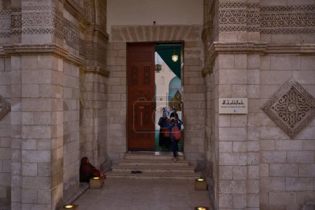 Téléchargez les photos : Le Caire, Égypte- 30 décembre 2023 : La mosquée al-Hakim, surnommée al-Anwar, est une mosquée historique du Caire, en Égypte. Il est nommé d'après Al-Hakim bi-Amr Allah, le sixième calife fatimide et 16ème imam ismaélien. - en image libre de droit