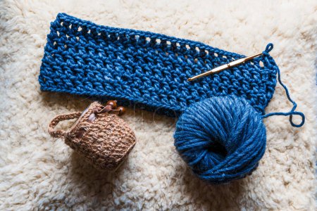 Téléchargez les photos : Gros plan de boules de laine naturelle multicolores et bleues. Loisirs à domicile. - en image libre de droit