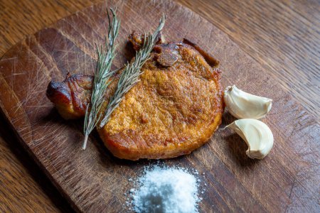Téléchargez les photos : Grilled pork steak on a cutting board. View from above. - en image libre de droit
