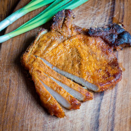 Téléchargez les photos : Grilled pork steak on a cutting board. View from above. - en image libre de droit