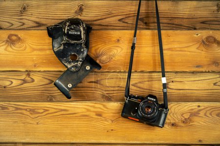 Téléchargez les photos : Vieille caméra sur une surface en bois. Fond en bois. - en image libre de droit