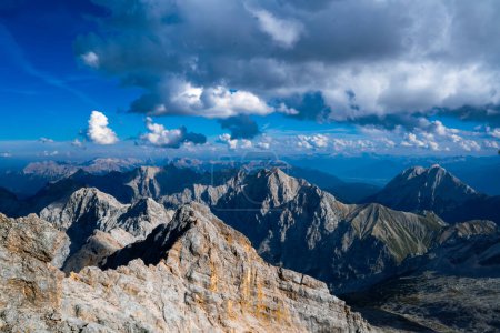 Téléchargez les photos : Belle vue sur la chaîne de montagnes et de beaux nuages flottants. Montagnes à la frontière de l'Allemagne et de l'Autriche. - en image libre de droit