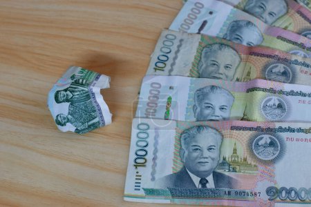 Le taux de change est aujourd'hui de 100 bahts soit soixante mille kips lao et continue de gonfler Le 3 août, le kip lao a continué à se déprécier