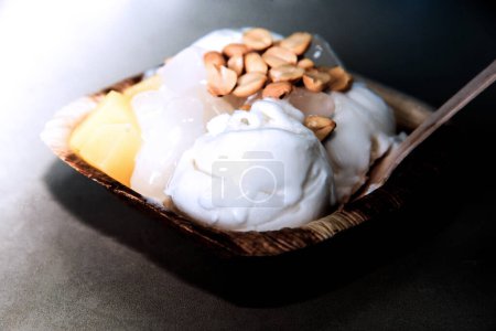 Téléchargez les photos : Cuillères de crème glacée dans un bol en bois aux pignons de pin - en image libre de droit