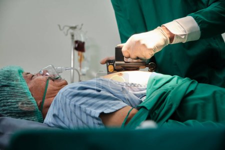 Professionelle Intensivmediziner CPR hilft Defibrillatoren für die Lebenssicherheit, kritisch und koma-kranken Patienten Operation in der Notaufnahme des Krankenhauses und intensive Schock-Rettungsaktionen.