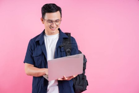 Bild der jungen asiatischen College-Studentin auf rosa Hintergrund