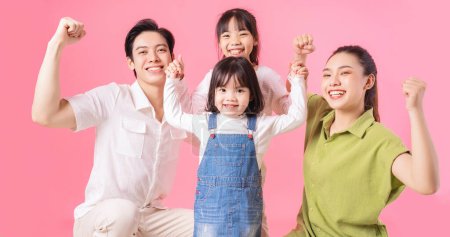 Téléchargez les photos : Image de jeune famille asiatique sur fond - en image libre de droit
