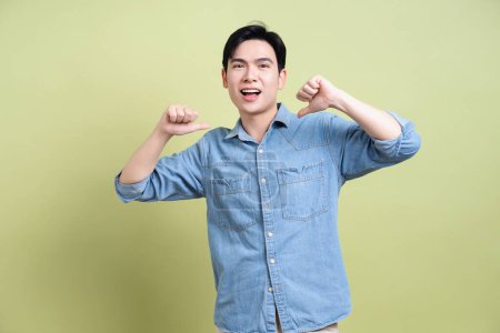 Foto de joven asiático sobre fondo verde