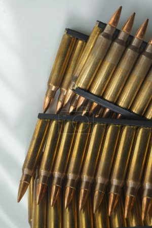 Foto de Primer plano de munición para un rifle de asalto. Munición de pequeño calibre para armas pequeñas. - Imagen libre de derechos