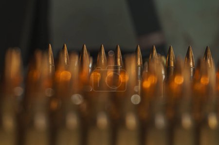 Foto de Primer plano de munición para un rifle de asalto. Munición de pequeño calibre para armas pequeñas. - Imagen libre de derechos