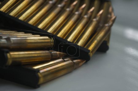 Téléchargez les photos : Gros plan sur les munitions d'un fusil d'assaut. Munitions de petit calibre pour armes légères. - en image libre de droit