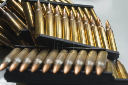 Téléchargez les photos : Gros plan sur les munitions d'un fusil d'assaut. Munitions de petit calibre pour armes légères - en image libre de droit