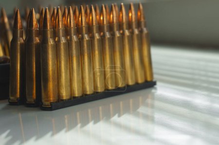 Téléchargez les photos : Gros plan sur les munitions d'un fusil d'assaut. Munitions de petit calibre pour armes légères - en image libre de droit