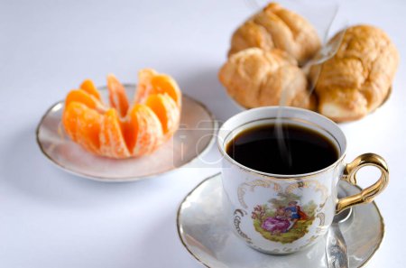 Foto de Café, naranja y croissants para el desayuno, naturaleza muerta - Imagen libre de derechos