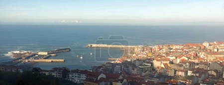 Vista aérea de la ciudad de A Guarda, con su casco antiguo, su puerto y su rompeolas frente al Océano Atlántico
