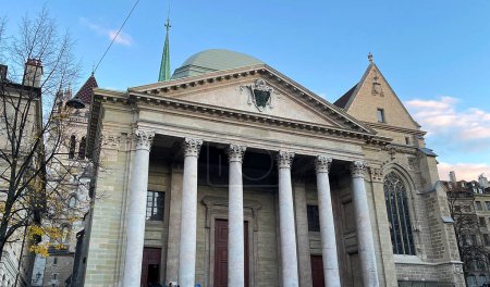 Téléchargez les photos : Columns and entrance of Saint Peter's Cathedral in Geneva, Switzerland,  Cathedrale Saint-Pierre Geneve - en image libre de droit