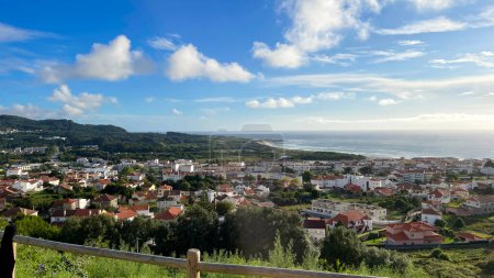 Foto de El cielo azul con nubes y el centro de Vila Praia de Ancora, frente al mar - Imagen libre de derechos