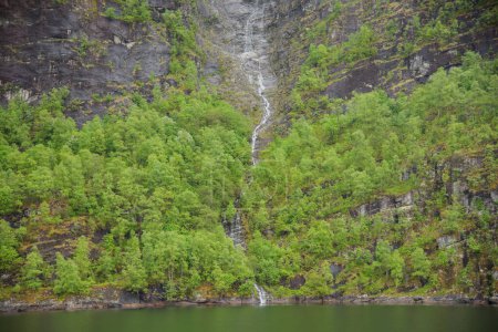 wodospad w fiordach Norwegii